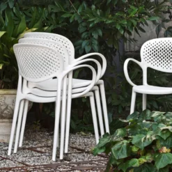Abby Connubia® Fauteuil de jardin empilable en polypropylène recyclé avec dossier microperforé><noscript><img width=
