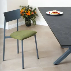 Carrier Anémone ® Chaise française avec assise en tissu rembourrée et dossier métal><noscript><img width=