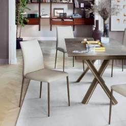 Atlas Connubia© Chaise contemporaine en simili avec dossier flexible><noscript><img width=