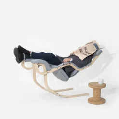 Varier Gravity ® Fauteuil de relaxation en tissu et bois><noscript><img width=