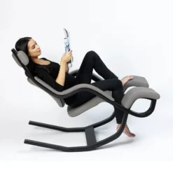 Varier Gravity ® Fauteuil de relaxation en tissu et bois><noscript><img width=