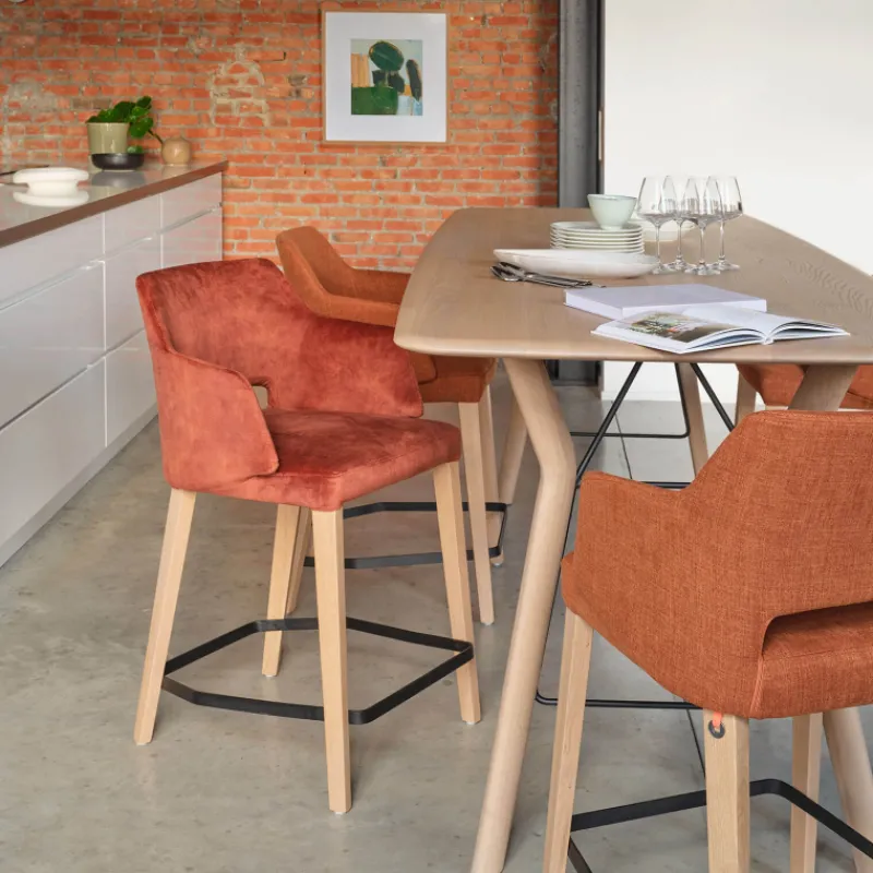 Mobitec Lena ® Tabouret snack en tissu avec accoudoirs et pieds en bois> Tabouret Snack (assise +/- 65 Cm)|Tabouret De Bar (assise +/- 80 Cm)