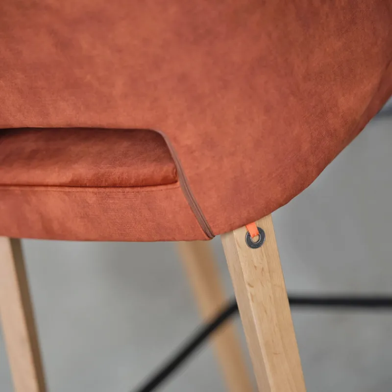 Mobitec Lena ® Tabouret snack en tissu avec accoudoirs et pieds en bois> Tabouret Snack (assise +/- 65 Cm)|Tabouret De Bar (assise +/- 80 Cm)