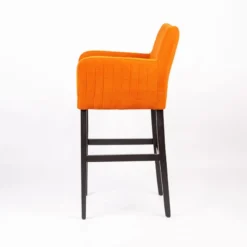 Sessio Moritz line Tabouret de bar en tissu avec accoudoirs dos matelassé et pieds en bois><noscript><img width=