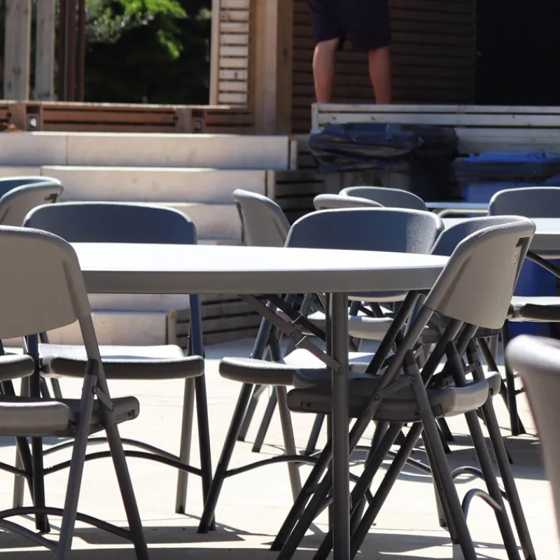 NormanChaise pliante en polyéthylène gris foncé> Chaise De Cuisine