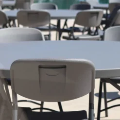 NormanChaise pliante en polyéthylène gris foncé><noscript><img width=