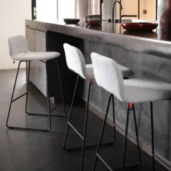 Mobitec Pamp ® Tabouret snack design en tissu avec dossier bas et pieds en métal> Tabouret Snack (assise +/- 65 Cm)|Tabouret De Bar (assise +/- 80 Cm)