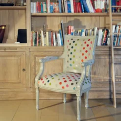 Paget Quentin Fauteuil cabriolet Louis 16 fabrication française en tissu et bois massif><noscript><img width=