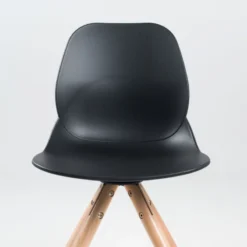 VictoireChaise design en polypropylène noir avec pieds en bois><noscript><img width=