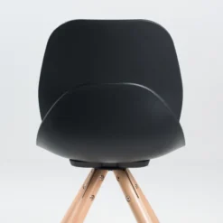 VictoireChaise design en polypropylène noir avec pieds en bois><noscript><img width=