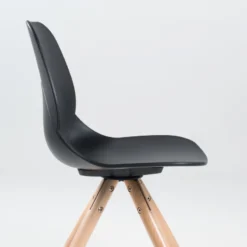 VictoireChaise design en polypropylène noir avec pieds en bois><noscript><img width=