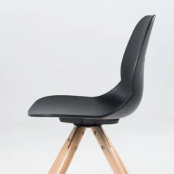 VictoireChaise design en polypropylène noir avec pieds en bois><noscript><img width=