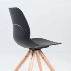 VictoireChaise design en polypropylène noir avec pieds en bois><noscript><img width=