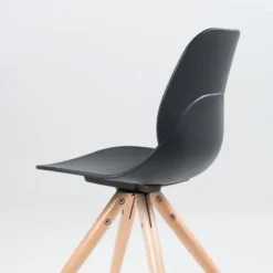 VictoireChaise design en polypropylène noir avec pieds en bois><noscript><img width=