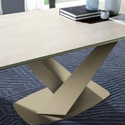 Ramiro Tarazona Victory Table design en céramique avec allonges pied central en V><noscript><img width=