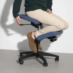 Varier Wing ® Siège ergonomique en tissu sur roulettes><noscript><img width=